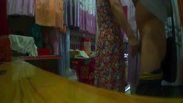 青年团体对青少年妈妈的商店性感的泰国男孩